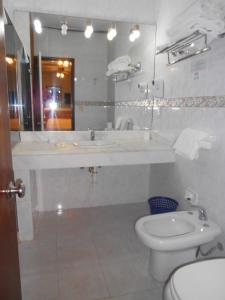 埃斯特角城丹吉尔酒店的一间带水槽、卫生间和镜子的浴室