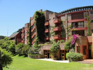 皮纳马尔Hotel del Bosque的植物建筑的外部景观