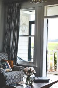 马丁伯勒Te Kopura Lodge的带沙发和窗户的客厅