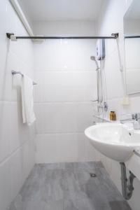 清迈3Bedrooms White Design in heart of Nimman的白色的浴室设有水槽和镜子