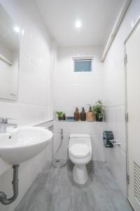 清迈3Bedrooms White Design in heart of Nimman的白色的浴室设有卫生间和水槽。