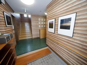 美瑛町Pension Ken&Mary的一间设有木墙和绿色地板的桑拿浴室