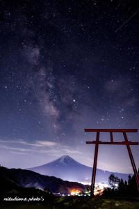 富士河口湖河口湖乌鲁朗别墅的山下星空下,木结构