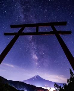 富士河口湖河口湖乌鲁朗别墅的夜间的日本通 ⁇ 门与山