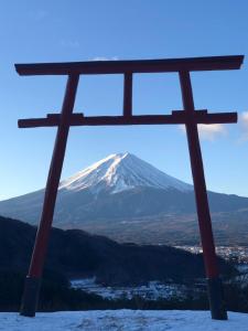 富士河口湖河口湖乌鲁朗别墅的雪覆盖的山顶上的十字架