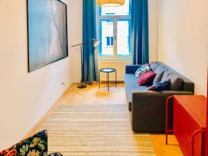 格拉茨Contemporary City Apartment - by Nahuen Suites的带沙发和窗户的客厅