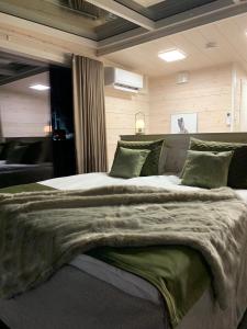 阿卡斯洛姆波罗Arctic Skylight Lodge的一张大床,上面有毯子,放在一个房间里