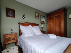 巴黎Paris On Top的卧室配有一张白色大床和木制床头板