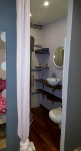 Beaumont-sur-Oise洛克公寓的一间带水槽、卫生间和镜子的浴室