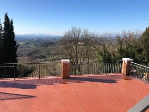 蒙泰斯佩尔托利Appartamento con vista sulle colline Toscane的阳台设有围栏,享有山谷美景。
