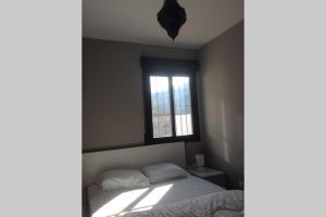 圭哈尔谢拉Sierra Nevada Luxury Getaway的一间卧室设有一张床和一个窗口