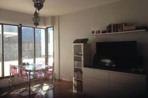 圭哈尔谢拉Sierra Nevada Luxury Getaway的客厅配有玻璃桌和电视