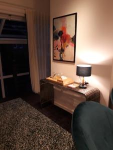 比尔曾Vakantiewoning BC Bed en Comfort的配有桌子、灯和窗户的房间