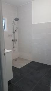 圣罗斯La Kaz Kian的带淋浴的浴室(铺有瓷砖地板)