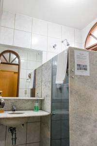 纳塔尔特拉旅馆的带淋浴、盥洗盆和镜子的浴室