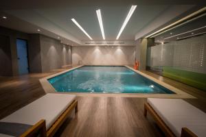利雅德行政酒店 - 奥拉亚的木地板客房的大型游泳池