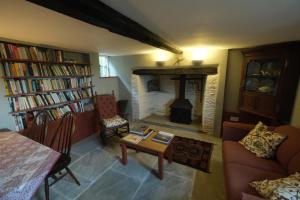 EardisleyChestnut Cottage的客厅设有壁炉、沙发和桌子