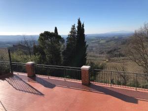蒙泰斯佩尔托利Appartamento con vista sulle colline Toscane的设有一个配有围栏并享有美景的阳台。