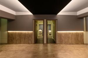 美西尼克利奥佩特拉酒店的一间空房间,有门和走廊