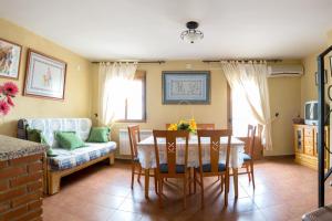 Barrado卡拉巴扎斯乡村民宿的客厅配有桌子和沙发