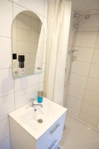 奇普Roza Wiatrow的白色的浴室设有水槽和淋浴。