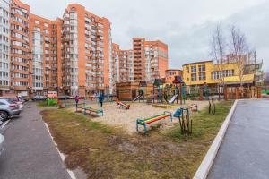 基辅Комфортная двухкомнатная квартира возле метро Академгородок的一座公园,高楼前设有一个游乐场