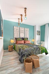 蒙特加特LIANA SEAVIEW & BEACH - apartment的一间卧室设有一张大床和蓝色的墙壁