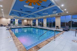 阿马里洛Holiday Inn - Amarillo East, an IHG Hotel的在酒店房间的一个大型游泳池