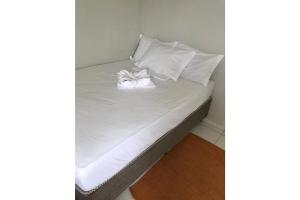累西腓Kitnet na Boa Vista, Recife - 1203的一张带白色床单和枕头的床