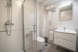 布拉加Bracara Guest House "Campo das Hortas"的带淋浴、卫生间和盥洗盆的浴室