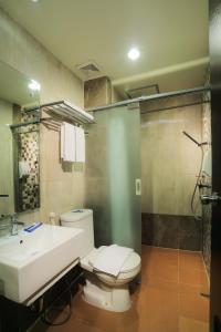 坤甸坤甸特蓝瑟雷酒店的浴室配有卫生间、盥洗盆和淋浴。