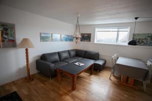 托尔斯港Tórshavn Apartment - In The Center的客厅配有沙发和桌子
