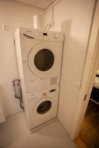 托尔斯港Tórshavn Apartment - In The Center的角落里的洗衣机和烘干机