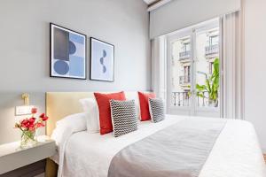 Sagasta Suites Luxury Apartments客房内的一张或多张床位