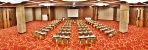 安卡拉安卡拉假日酒店 - 楚库兰巴尔的大房间设有一排桌椅