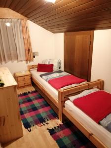 德弗雷根谷地圣雅各布Haus Johanna的一间卧室配有两张红色床单