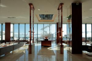 埼玉市大宫光芒酒店(Candeo Hotels Omiya)的大堂设有带玻璃窗的大房间