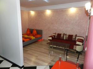 1-room Studio Apartment on Matrosova Street 19, by GrandHome的休息区