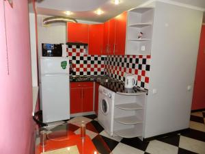 1-room Studio Apartment on Matrosova Street 19, by GrandHome的厨房或小厨房