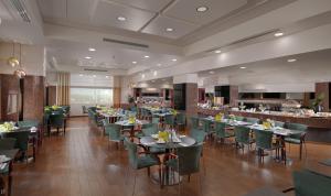 Holiday Inn Athens Attica Av, Airport W., an IHG Hotel餐厅或其他用餐的地方