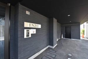 福冈Enzo Fukuoka的建筑的侧面有标志