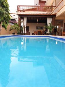 帕拉马里博Amalia Apartments的一座大型蓝色游泳池