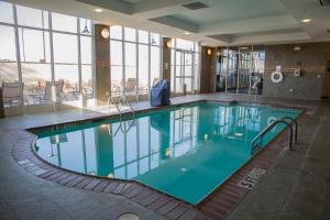 珀尔明珠 - 杰克逊地区假日酒店的酒店大堂的大型游泳池