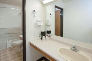 萨蒙阿姆萨尔蒙阿姆速8酒店的一间带水槽、卫生间和镜子的浴室