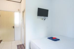 PanikiPAS Residence的一间白色墙壁上配有电视的房间