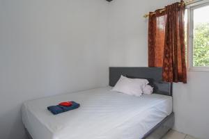 PanikiPAS Residence的一张带两个枕头的白色床和窗户