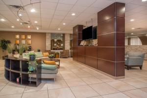 布卢明顿Holiday Inn Bloomington-University Area, an IHG Hotel的一个带用餐区和客厅的大堂