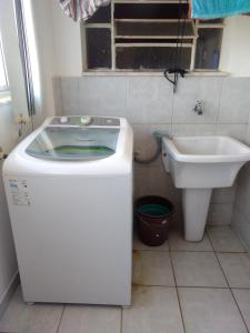 伊图Apart 603 - Centro Histórico的小型浴室设有洗衣机和水槽。