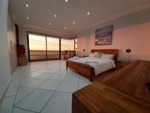 斯瓦科普蒙德SeafrontC的一间卧室配有一张床,享有海景