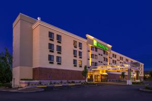 康科德Holiday Inn Concord Downtown, an IHG Hotel的停车场有灯光标志的酒店
